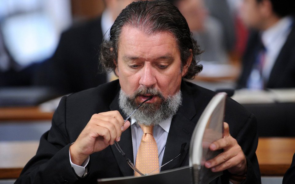 Para o advogado dos executivos da JBS, Joesley e Wesley Batista, Antônio Carlos de Almeida (Kakay), a decisão do procurador-geral da República em rescindir unilateralmente o acordo de delação firmado com a PGR causa indignação e perplexidade; para o advogado, tal decisão usurpa o poder do STF no acordo (Foto: Charles Nisz) Para o advogado dos executivos da JBS, Joesley e Wesley Batista, Antônio Carlos de Almeida (Kakay), a decisão do procurador-geral da República em rescindir unilateralmente o acordo de delação firmado com a PGR causa indignação e perplexidade; para o advogado, tal decisão usurpa o poder do STF no acordo