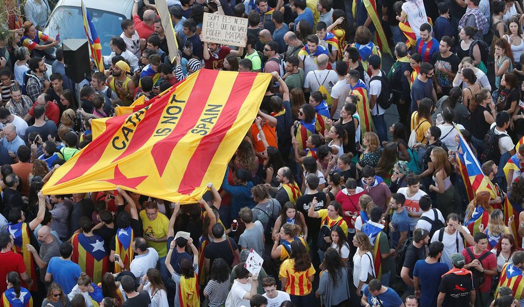 Primeiro-ministro da Espanha, Mariano Rajoy, reunirá seu conselho de ministros em sessão extraordinária no sábado para iniciar os trâmites que levarão a uma intervenção prevista na Constituição espanhola sobre a autonomia da Catalunha; "O governo da Espanha continuará com os trâmites previstos no artigo 155 da Constituição para restaurar a legalidade no autogoverno da Catalunha", disse o governo em comunicado (Foto: Paulo Emílio) Primeiro-ministro da Espanha, Mariano Rajoy, reunirá seu conselho de ministros em sessão extraordinária no sábado para iniciar os trâmites que levarão a uma intervenção prevista na Constituição espanhola sobre a autonomia da Catalunha; "O governo da Espanha continuará com os trâmites previstos no artigo 155 da Constituição para restaurar a legalidade no autogoverno da Catalunha", disse o governo em comunicado