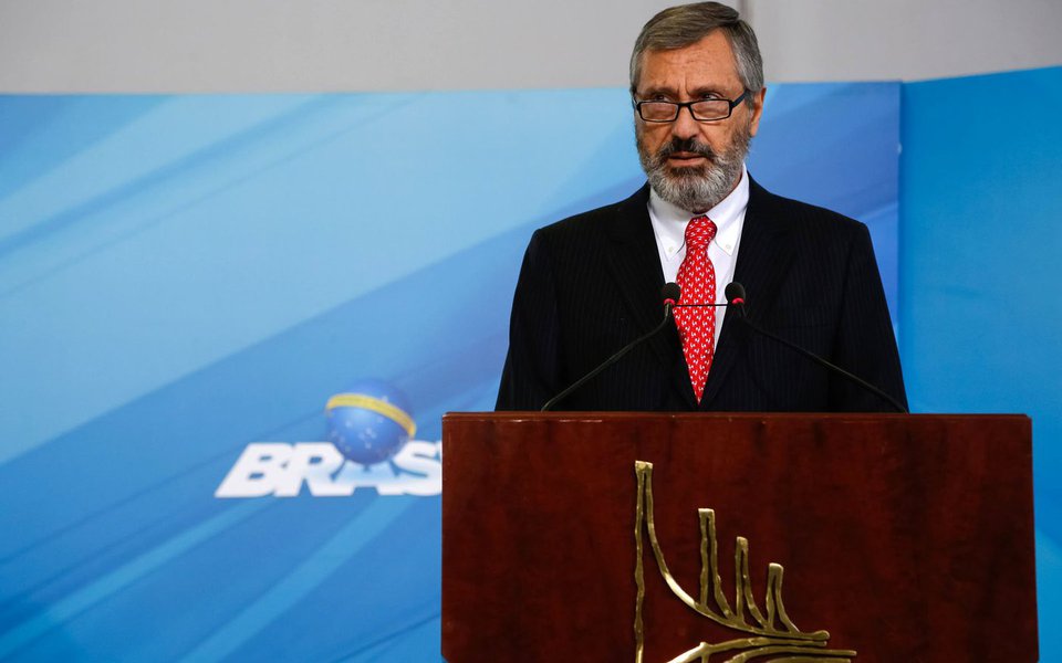 Ministro da Justiça de um governo que tem por missão principal estancar a sangria da Lava Jato no que diz respeito ao PMDB e seus principais aliados, Torquato Jardim pretende executar seu papel; em entrevista publicada nesta segunda-feira, ele confirmou a mudança no comando da Polícia Federal e disse que tentará anular as provas da JBS – que atingem diretamente Michel Temer e Aécio Neves – após a prisão de Joesley Batista; "Terá consequências graves para a credibilidade do processo. Razoável presumir que depoimentos e provas fiquem sob suspeição de manipulação pelos agora presos. O MPF por certo será ainda mais cuidadoso e minucioso ao examinar os fatos e os documentos pertinentes", afirma (Foto: Leonardo Attuch) Ministro da Justiça de um governo que tem por missão principal estancar a sangria da Lava Jato no que diz respeito ao PMDB e seus principais aliados, Torquato Jardim pretende executar seu papel; em entrevista publicada nesta segunda-feira, ele confirmou a mudança no comando da Polícia Federal e disse que tentará anular as provas da JBS – que atingem diretamente Michel Temer e Aécio Neves – após a prisão de Joesley Batista; "Terá consequências graves para a credibilidade do processo. Razoável presumir que depoimentos e provas fiquem sob suspeição de manipulação pelos agora presos. O MPF por certo será ainda mais cuidadoso e minucioso ao examinar os fatos e os documentos pertinentes", afirma