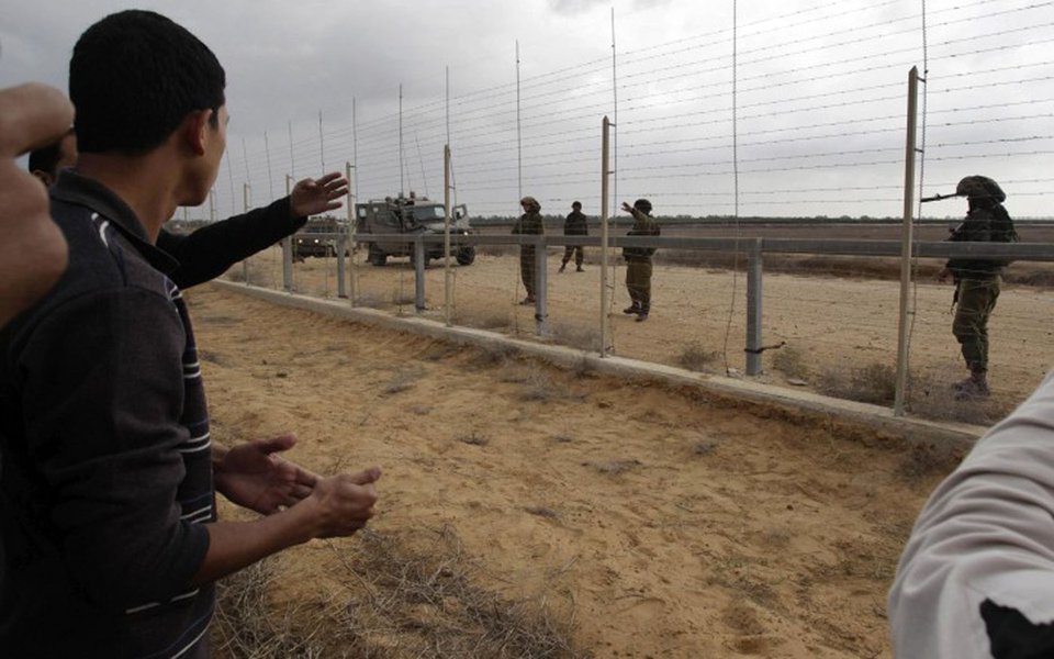 Ministro de Defesa israelense, Avigdor Lieberman, aprovou o fechamento das passagens para Gaza e Cisjordânia durante os 11 dias que durarem as festividades judaicas do Sucot, começando no dia 4 de outubro; "O cruzamento (com a Faixa de Gaza) de Erez ficará fechado entre 4 de e 14 de outubro", afirmou o comunicado do Cogat (organismo militar israelense que administra a ocupação), que especifica que o fechamento só afetará os palestinos e estará permitido o cruzamento a jornalistas (Foto: Paulo Emílio) Ministro de Defesa israelense, Avigdor Lieberman, aprovou o fechamento das passagens para Gaza e Cisjordânia durante os 11 dias que durarem as festividades judaicas do Sucot, começando no dia 4 de outubro; "O cruzamento (com a Faixa de Gaza) de Erez ficará fechado entre 4 de e 14 de outubro", afirmou o comunicado do Cogat (organismo militar israelense que administra a ocupação), que especifica que o fechamento só afetará os palestinos e estará permitido o cruzamento a jornalistas