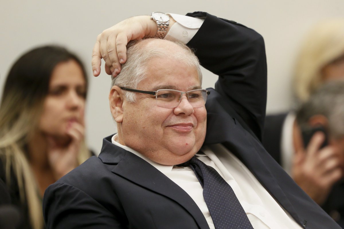 O piloto de aviação profissional Francisco Cezar Martins Meireles é lotado no gabinete do deputado federal Lúcio Vieira Lima (PMDB-BA) como secretário parlamentar com salário de R$ 14,3 mil desde março de 2017; irmão do ex-ministro Geddel Vieira Lima, que está preso após a apreensão dos R$ 51 milhões em um apartamento alugado por ele em Salvador, emprega como assessor o piloto de um avião que pertence à sua família (Foto: Aquiles Lins) O piloto de aviação profissional Francisco Cezar Martins Meireles é lotado no gabinete do deputado federal Lúcio Vieira Lima (PMDB-BA) como secretário parlamentar com salário de R$ 14,3 mil desde março de 2017; irmão do ex-ministro Geddel Vieira Lima, que está preso após a apreensão dos R$ 51 milhões em um apartamento alugado por ele em Salvador, emprega como assessor o piloto de um avião que pertence à sua família