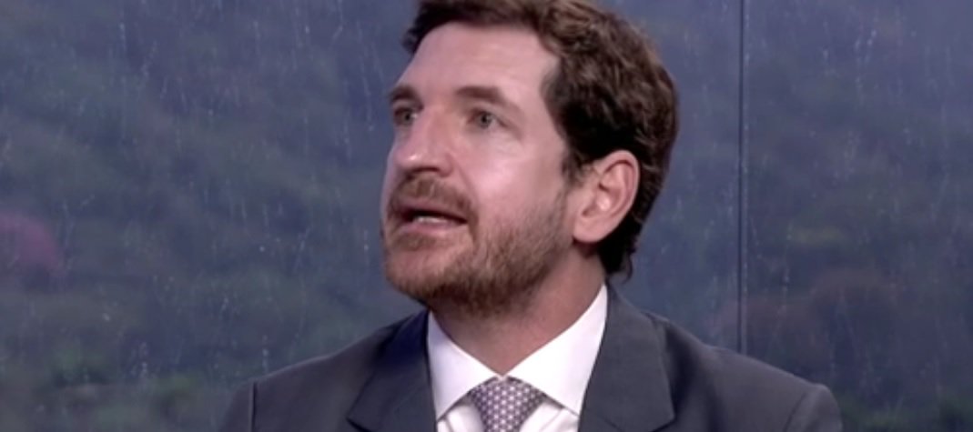 O procurador-geral do estado, Leonardo Espíndola, falou sobre os motivos que levaram o MP-RJ a entrar com um pedido no Supremo Tribunal Federal para o estado não receber de volta criminosos que estão em presídios federais; de acordo com Espíndola, esses detentos, mesmo em presídios federais, continuam chefiando o tráfico em suas comunidades de origem; o procurador disse que, se internos voltassem para o estado, a proximidade física, permitira uma eficácia maior para esse domínio dos traficantes
(Foto: Leonardo Lucena)
O procurador-geral do estado, Leonardo Espíndola, falou sobre os motivos que levaram o MP-RJ a entrar com um pedido no Supremo Tribunal Federal para o estado não receber de volta criminosos que estão em presídios federais; de acordo com Espíndola, esses detentos, mesmo em presídios federais, continuam chefiando o tráfico em suas comunidades de origem; o procurador disse que, se internos voltassem para o estado, a proximidade física, permitira uma eficácia maior para esse domínio dos traficantes