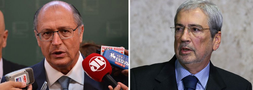 Naquela linha tucana em que ninguém percebe firmeza nas declarações (em cima do muro), o governador de São Paulo, Geraldo Alckmin, disse que o PSDB não é governo porque tem só o acessório na administração federal, e não é oposição porque tem responsabilidade com o impeachment da presidente Dilma Rousseff; ele também reclamou da presença de Antonio Imbassahy no governo Michel Temer como ministro da Secretaria de Governo: “está onde não deveria estar porque está no núcleo político” (Foto: Voney Malta) Naquela linha tucana em que ninguém percebe firmeza nas declarações (em cima do muro), o governador de São Paulo, Geraldo Alckmin, disse que o PSDB não é governo porque tem só o acessório na administração federal, e não é oposição porque tem responsabilidade com o impeachment da presidente Dilma Rousseff; ele também reclamou da presença de Antonio Imbassahy no governo Michel Temer como ministro da Secretaria de Governo: “está onde não deveria estar porque está no núcleo político”