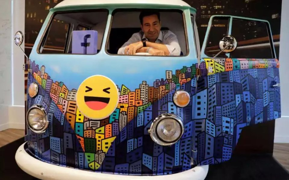 Primeiro centro de treinamento do Facebook na América Latina voltado à formação de programadores e empreendedores é lançado em um momento em que o déficit de profissionais em áreas de tecnologia e telecomunicações do país é de mais de 160 mil trabalhadores; o vice-presidente para América Latina do Facebook, Diego Dzodan, afirmou que o espaço vai servir como uma ponte entre um setor de tecnologia carente de mão de obra e jovens de baixa renda que precisam de formação (Foto: Gisele Federicce) Primeiro centro de treinamento do Facebook na América Latina voltado à formação de programadores e empreendedores é lançado em um momento em que o déficit de profissionais em áreas de tecnologia e telecomunicações do país é de mais de 160 mil trabalhadores; o vice-presidente para América Latina do Facebook, Diego Dzodan, afirmou que o espaço vai servir como uma ponte entre um setor de tecnologia carente de mão de obra e jovens de baixa renda que precisam de formação