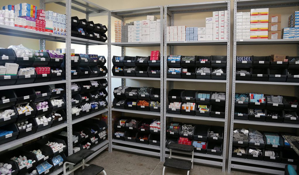 A segunda Central de Distribuição de Medicamentos, localizada no Terminal do Conjunto Ceará, será entregue à população, pelo prefeito Roberto Cláudio (PDT), nesta quarta-feira (27). O equipamento deverá reforçar o abastecimento dos 84 medicamentos prioritários da Atenção Primária na rede de postos de saúde de Fortaleza (Foto: Rodrigo Rocha) A segunda Central de Distribuição de Medicamentos, localizada no Terminal do Conjunto Ceará, será entregue à população, pelo prefeito Roberto Cláudio (PDT), nesta quarta-feira (27). O equipamento deverá reforçar o abastecimento dos 84 medicamentos prioritários da Atenção Primária na rede de postos de saúde de Fortaleza