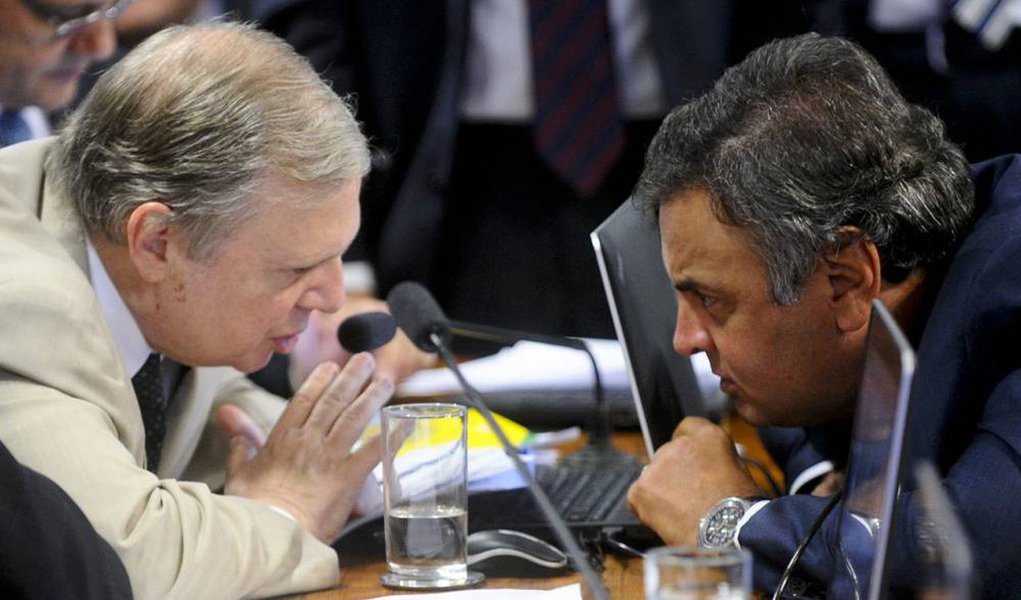 Esfacelado por disputas internas entre os que defendem morrer abraçado com Michel Temer e Aécio Neves, e os que querem renovação com vistas às eleições de 2018, o PSDB estabeleceu um tipo de trégua até sua convenção nacional em 9 de dezembro; na cúpula partidária favorece hoje uma combinação de manutenção do apoio ao governo Michel Temer, montagem de uma Executiva que prefere Geraldo Alckmin como presidenciável e a defesa de uma agenda de reformas ainda mais agressiva; partido na Câmara permaneceu rachado em relação à denúncia de Temer, e os "cabeças brancas" dizem estar prontos para assimilar defecções dos mais jovens; briga anunciada (Foto: Aquiles Lins) Esfacelado por disputas internas entre os que defendem morrer abraçado com Michel Temer e Aécio Neves, e os que querem renovação com vistas às eleições de 2018, o PSDB estabeleceu um tipo de trégua até sua convenção nacional em 9 de dezembro; na cúpula partidária favorece hoje uma combinação de manutenção do apoio ao governo Michel Temer, montagem de uma Executiva que prefere Geraldo Alckmin como presidenciável e a defesa de uma agenda de reformas ainda mais agressiva; partido na Câmara permaneceu rachado em relação à denúncia de Temer, e os "cabeças brancas" dizem estar prontos para assimilar defecções dos mais jovens; briga anunciada