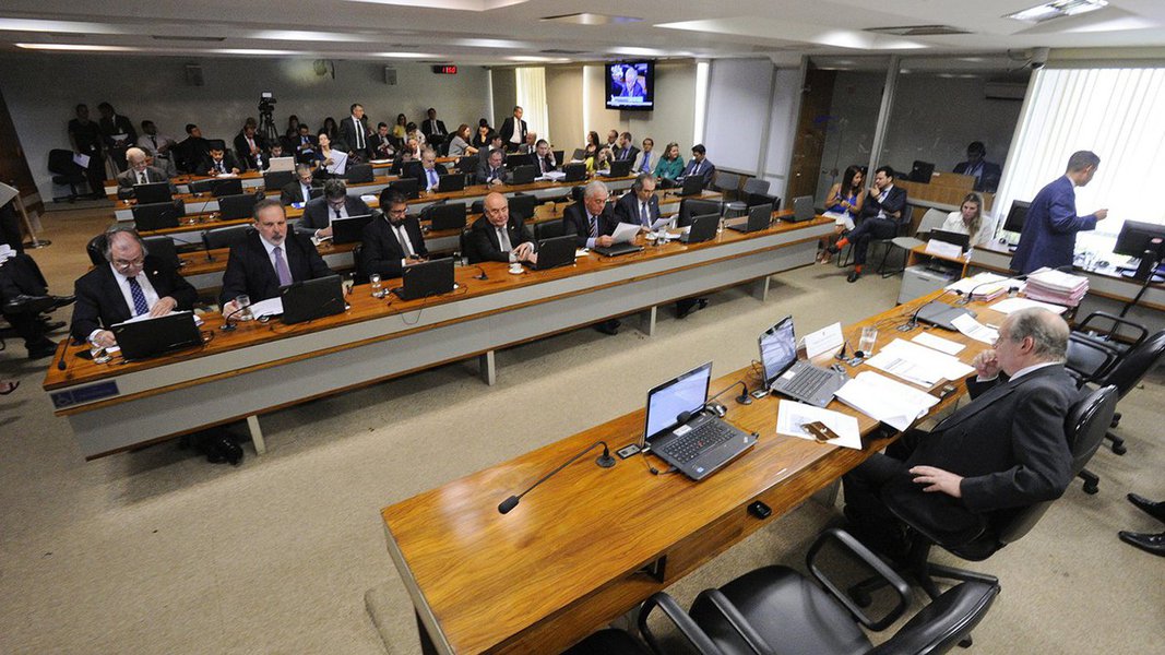 No dia em que o governo de Michel Temer deve anunciar a mudança da meta fiscal, provavelmente para um déficit de R$ 159 bilhões, a Comissão de Assuntos Econômicos (CAE) do Senado aprovou projeto de lei que impede alterações da meta de superávit primário no decorrer do segundo semestre; proposta será analisada pelo Plenário, em regime de urgência; "O planejamento de investimentos, sem que sejam alteradas as regras no final do exercício fiscal, é necessário a um país que procura ser reconhecido com um 'player' internacional", justificou o senador Fernando Bezerra Coelho (PSB-PE), autor do projeto (Foto: Aquiles Lins) No dia em que o governo de Michel Temer deve anunciar a mudança da meta fiscal, provavelmente para um déficit de R$ 159 bilhões, a Comissão de Assuntos Econômicos (CAE) do Senado aprovou projeto de lei que impede alterações da meta de superávit primário no decorrer do segundo semestre; proposta será analisada pelo Plenário, em regime de urgência; "O planejamento de investimentos, sem que sejam alteradas as regras no final do exercício fiscal, é necessário a um país que procura ser reconhecido com um 'player' internacional", justificou o senador Fernando Bezerra Coelho (PSB-PE), autor do projeto