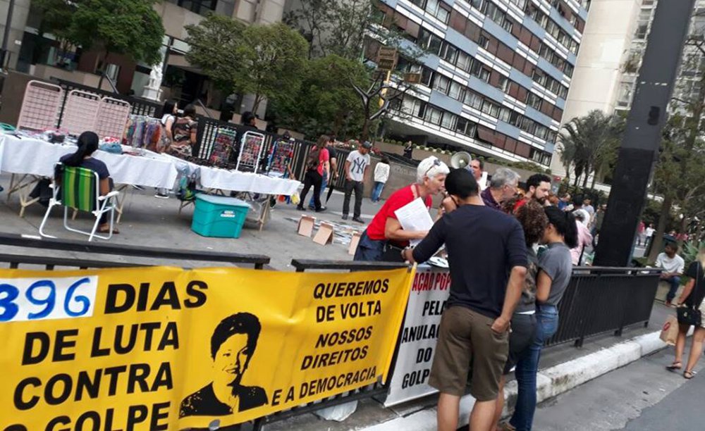 As assinaturas colhidas pelo Movimento Nacional pela Anulação do Impeachment serão enviadas ao Supremo Tribunal Federal, pedindo que a Suprema Corte anule o impeachment da presidente deposta Dilma Rousseff; o movimento espera colher 1,3 milhão de assinaturas para pressionar o STF a "trazer de volta a legalidade democrática e o equilíbrio das instituições (Foto: Charles Nisz) As assinaturas colhidas pelo Movimento Nacional pela Anulação do Impeachment serão enviadas ao Supremo Tribunal Federal, pedindo que a Suprema Corte anule o impeachment da presidente deposta Dilma Rousseff; o movimento espera colher 1,3 milhão de assinaturas para pressionar o STF a "trazer de volta a legalidade democrática e o equilíbrio das instituições