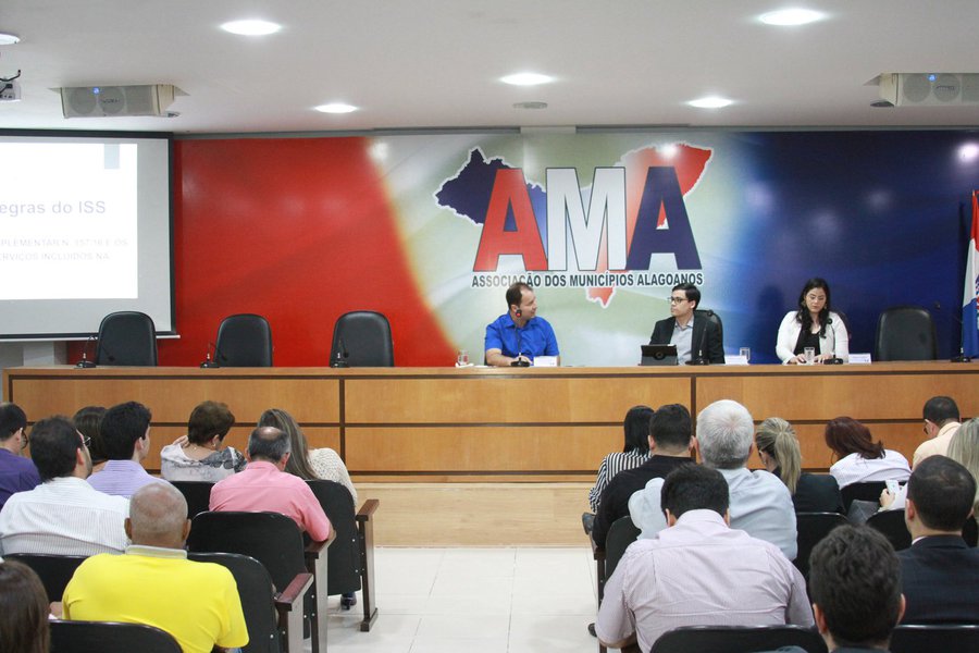Os prefeitos alagoanos, através da Associação dos Municípios de Alagoas (AMA), avaliam como nebuloso o cenário para as cidades em 2018, conforme projeção do próprio governo federal; é que vários cortes estão previstos para o próximo ano; assistência social seria a área mais prejudicada, caso a proposta de redução de 97,4% no orçamento seja aprovada; por conta disso, vários prefeitos já adiantam que terão de seguir com demissões, havendo, inclusive, a possibilidade de alguns programas federais serem suspensos (Foto: Voney Malta) Os prefeitos alagoanos, através da Associação dos Municípios de Alagoas (AMA), avaliam como nebuloso o cenário para as cidades em 2018, conforme projeção do próprio governo federal; é que vários cortes estão previstos para o próximo ano; assistência social seria a área mais prejudicada, caso a proposta de redução de 97,4% no orçamento seja aprovada; por conta disso, vários prefeitos já adiantam que terão de seguir com demissões, havendo, inclusive, a possibilidade de alguns programas federais serem suspensos
