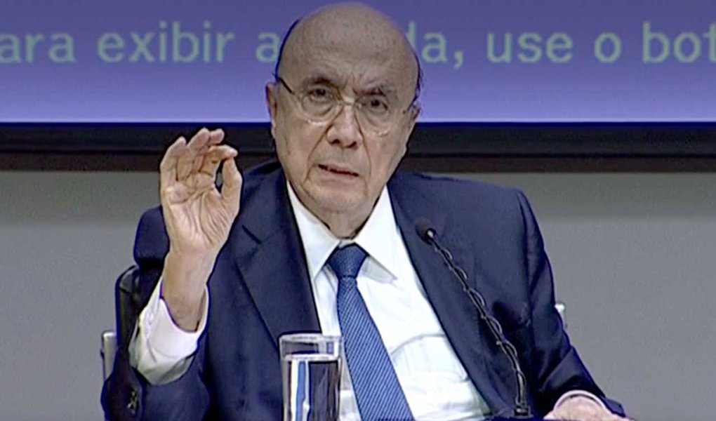 Oposição e governistas tiveram reações muito diferentes ao anúncio da ampliação do rombo fiscal pela equipe econômica; a nova meta fiscal anunciada ontem (15) pelo governo, elevando o déficit fiscal para R$ 159 bilhões em 2017, R$ 20 bilhões a mais que o previsto para este ano, e elevando em mais R$ 30 bilhões o déficit previsto para 2018, foi criticada pela oposição e considerada necessária pelos aliados do governo. A proposta do governo de aumento do déficit tem que ser aprovada pelo Congresso Nacional (Foto: Giuliana Miranda) Oposição e governistas tiveram reações muito diferentes ao anúncio da ampliação do rombo fiscal pela equipe econômica; a nova meta fiscal anunciada ontem (15) pelo governo, elevando o déficit fiscal para R$ 159 bilhões em 2017, R$ 20 bilhões a mais que o previsto para este ano, e elevando em mais R$ 30 bilhões o déficit previsto para 2018, foi criticada pela oposição e considerada necessária pelos aliados do governo. A proposta do governo de aumento do déficit tem que ser aprovada pelo Congresso Nacional