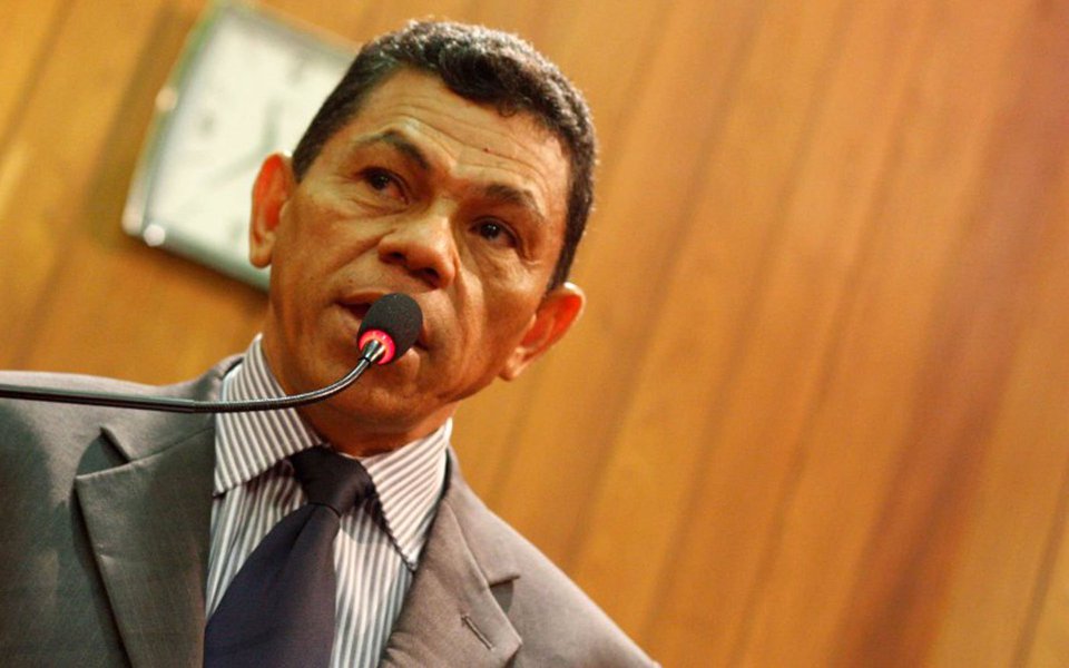 O líder do Governo na Assembleia Legisltiva, deputado João de Deus (PT) sugeriu aos líderes de outros partidos, que tenham ou não a intenção de concorrer a mandato eletivo em 2018, que façam o mesmo que o ex-presidente Lula tem feito, ao viajar pelo Brasil; parlamentar considera legítimo que essas lideranças busquem o contato com a população nos estados, na capitas e principais cidades do País para ouvir as suas inquietações e saber o que precisa ser feito para resolver as questões urgentes do Brasil; relato do Piauí Hoje (Foto: Leonardo Lucena) O líder do Governo na Assembleia Legisltiva, deputado João de Deus (PT) sugeriu aos líderes de outros partidos, que tenham ou não a intenção de concorrer a mandato eletivo em 2018, que façam o mesmo que o ex-presidente Lula tem feito, ao viajar pelo Brasil; parlamentar considera legítimo que essas lideranças busquem o contato com a população nos estados, na capitas e principais cidades do País para ouvir as suas inquietações e saber o que precisa ser feito para resolver as questões urgentes do Brasil; relato do Piauí Hoje