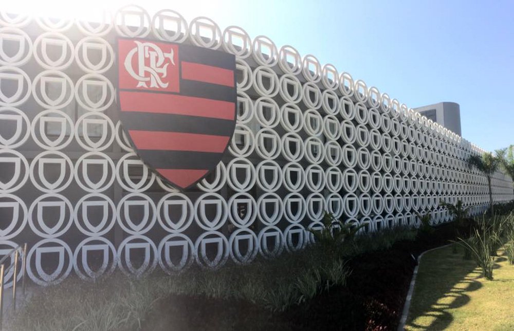 Flamengo entrou com um recurso no Supremo Tribunal Federal (STF) para tentar reverter decisão de abril da Corte que declarou o Sport Club do Recife o único campeão brasileiro de 1987, encerrando 30 anos de disputa judicial; por 3 votos a 1, a maioria da Primeira Turma do STF entendeu que a primeira decisão proferida pela Justiça de Pernambuco, que deu o título ao Sport, transitou em julgado e não poderia ser modificada. No acórdão, ficou estabelecido que o time pernambucano seria o único campeão; recurso foi direcionado ao relator do caso, ministro Marco Aurélio Mello, também presidente da Primeira Turma e autor do primeiro voto contra o Flamengo, apesar de ter ressaltado, durante o julgamento, ser rubro-negro (Foto: Aquiles Lins) Flamengo entrou com um recurso no Supremo Tribunal Federal (STF) para tentar reverter decisão de abril da Corte que declarou o Sport Club do Recife o único campeão brasileiro de 1987, encerrando 30 anos de disputa judicial; por 3 votos a 1, a maioria da Primeira Turma do STF entendeu que a primeira decisão proferida pela Justiça de Pernambuco, que deu o título ao Sport, transitou em julgado e não poderia ser modificada. No acórdão, ficou estabelecido que o time pernambucano seria o único campeão; recurso foi direcionado ao relator do caso, ministro Marco Aurélio Mello, também presidente da Primeira Turma e autor do primeiro voto contra o Flamengo, apesar de ter ressaltado, durante o julgamento, ser rubro-negro