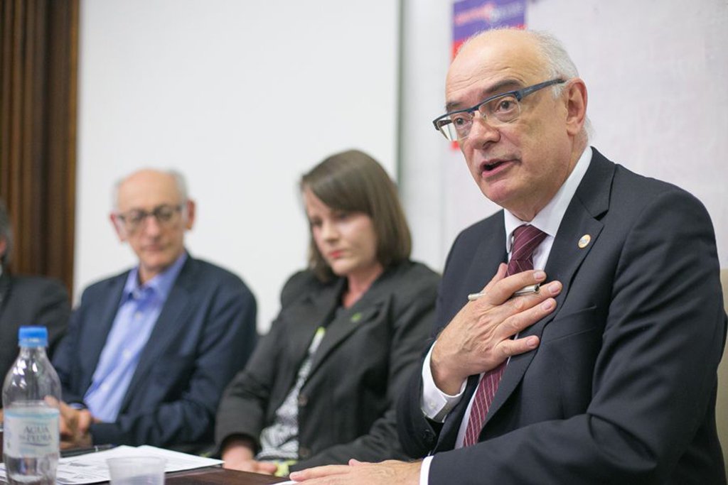 Quem afirma é o reitor da UFRGS, Rui Vicente Oppermann; no caso da maior universidade do Estado, o orçamento caiu de R$ 193 milhões em 2016 para R$ 178 milhões neste ano – e, em 2016, a verba já era igual à de 2014; “Tivemos que fazer um ajuste doloroso em áreas como serviços, reformas, ou manutenção”, disse o reitor; em 2018, afirmou ele, parte-se de um déficit de R$ 40 milhões em decorrência de dívidas que se acumulam no ano anterior e de sequer a inflação ou o crescimento vegetativo terem sido considerados nas verbas enviadas à universidade; “Existe sim um modelo de país: o do desmonte do Estado social brasileiro” (Foto: Leonardo Lucena) Quem afirma é o reitor da UFRGS, Rui Vicente Oppermann; no caso da maior universidade do Estado, o orçamento caiu de R$ 193 milhões em 2016 para R$ 178 milhões neste ano – e, em 2016, a verba já era igual à de 2014; “Tivemos que fazer um ajuste doloroso em áreas como serviços, reformas, ou manutenção”, disse o reitor; em 2018, afirmou ele, parte-se de um déficit de R$ 40 milhões em decorrência de dívidas que se acumulam no ano anterior e de sequer a inflação ou o crescimento vegetativo terem sido considerados nas verbas enviadas à universidade; “Existe sim um modelo de país: o do desmonte do Estado social brasileiro”