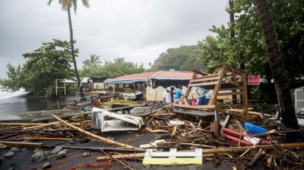 Depois do Irma, agora é o furacão Maria que ameaça o Caribe. Ele devastou a ilha de Dominica nas últimas horas e deixou apenas dois feridos na Martinica; o furacão agora acaba de passar pelo território francês da Guadalupe, segundo as autoridades, com ventos de mais de 250 km/h nesta terça-feira (19); o furacão foi classificado na categoria 5, a mais potente, equivalente ao Irma, que devastou as ilhas de São Martinho e São Bartolomeu (Foto: Aquiles Lins) Depois do Irma, agora é o furacão Maria que ameaça o Caribe. Ele devastou a ilha de Dominica nas últimas horas e deixou apenas dois feridos na Martinica; o furacão agora acaba de passar pelo território francês da Guadalupe, segundo as autoridades, com ventos de mais de 250 km/h nesta terça-feira (19); o furacão foi classificado na categoria 5, a mais potente, equivalente ao Irma, que devastou as ilhas de São Martinho e São Bartolomeu