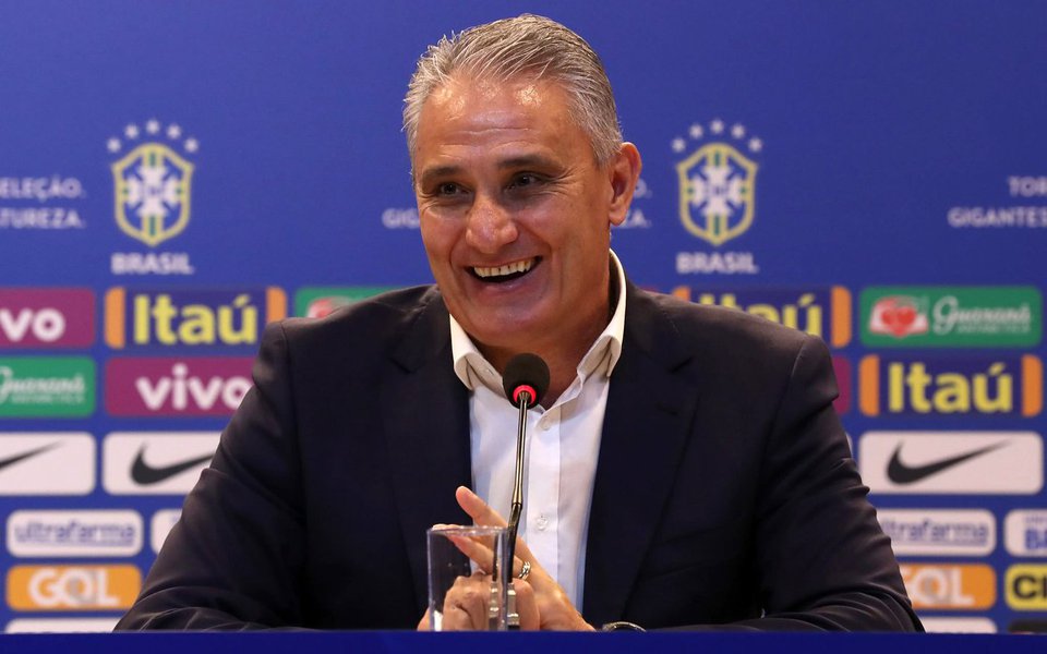 Com nove vitórias consecutivas no comando da seleção brasileira, o técnico Tite, na opinião de 81,1% das pessoas entrevistas pelo instituto, não deveria entrar para a política (Foto: Gisele Federicce) Com nove vitórias consecutivas no comando da seleção brasileira, o técnico Tite, na opinião de 81,1% das pessoas entrevistas pelo instituto, não deveria entrar para a política