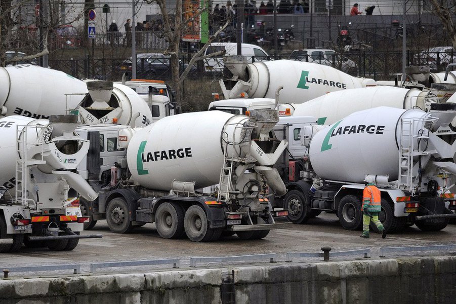 Grupo francês de cimentos Lafarge, agora fundido com o Holcim, reconhece que pagou cerca de 20 mil euros ao Estado Islâmico (EI), bem como diversas quantias a outras organizações armadas, em forma de extorsão, para poder manter sua atividade na fábrica de Jalabiya, na Síria, em plena guerra; investigadores não só chegaram à conclusão de que a companhia financiou "indiretamente" grupos terroristas mediante a elaboração de documentos contábeis falsificados, mas também que provavelmente isso foi encoberto por alguns superiores, em particular o que era presidente do grupo, Bruno Lafont (Foto: Paulo Emílio) Grupo francês de cimentos Lafarge, agora fundido com o Holcim, reconhece que pagou cerca de 20 mil euros ao Estado Islâmico (EI), bem como diversas quantias a outras organizações armadas, em forma de extorsão, para poder manter sua atividade na fábrica de Jalabiya, na Síria, em plena guerra; investigadores não só chegaram à conclusão de que a companhia financiou "indiretamente" grupos terroristas mediante a elaboração de documentos contábeis falsificados, mas também que provavelmente isso foi encoberto por alguns superiores, em particular o que era presidente do grupo, Bruno Lafont