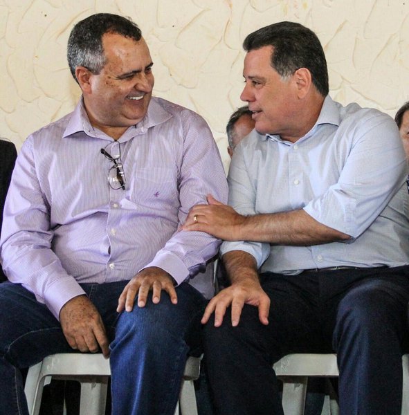 O prefeito de Damolândia, Américo Osório (PMDB), deu as boas vindas à comitiva do Goiás na Frente, nesta quarta-feira, agradecendo o governador Marconi Perillo pelo relacionamento institucional republicano com a administração municipal; com o governador Marconi Perillo ele assinou convênio de R$ 1 milhão e adiantou que R$ 650 mil serão usados na reconstrução de ruas da cidade e o restante – R$ 350 mil – na aquisição de um caminhão compactador de lixo (Foto: José Barbacena) O prefeito de Damolândia, Américo Osório (PMDB), deu as boas vindas à comitiva do Goiás na Frente, nesta quarta-feira, agradecendo o governador Marconi Perillo pelo relacionamento institucional republicano com a administração municipal; com o governador Marconi Perillo ele assinou convênio de R$ 1 milhão e adiantou que R$ 650 mil serão usados na reconstrução de ruas da cidade e o restante – R$ 350 mil – na aquisição de um caminhão compactador de lixo