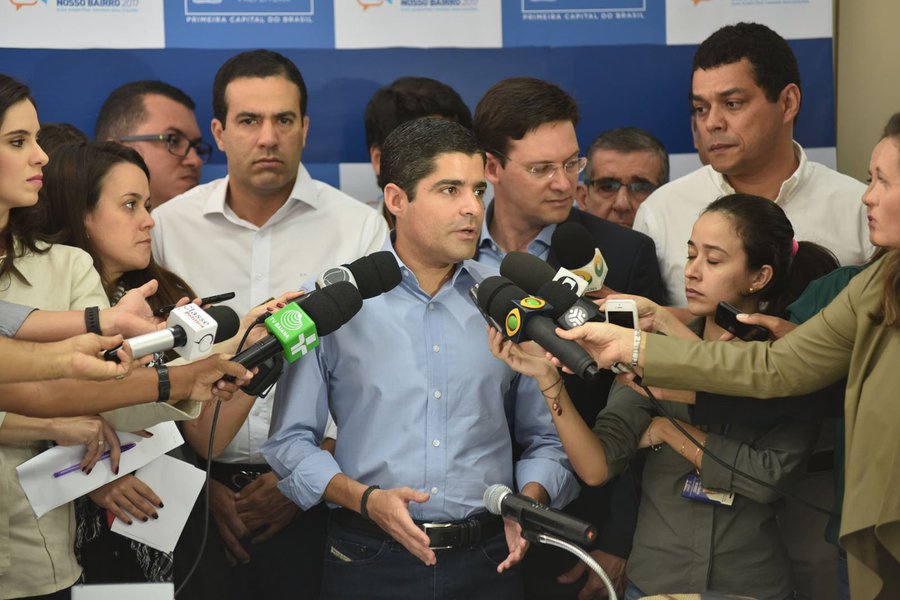 O prefeito ACM Neto negou nesta quarta-feira informação de que sua candidatura ao Governo da Bahia estaria sujeita à candidatura do prefeito de São Paulo, João Dória (PSDB), à presidência da República; publicação da Folha de São Paulo disse que ACM desistirá de disputar o Executivo baiano se o PSDB decidir lançar o governador de São Paulo, Geraldo Alckmin, ao pleito pelo Planalto; "Minha candidatura ou não a governador da Bahia não está vinculada a nenhuma questão nacional, mas estritamente às questões locais de Salvador e do estado da Bahia. As coisas passam pelo contexto local, e não por quem será ou não o candidato a presidente. Até porque não temos a priori nenhum compromisso prévio de apoiar o candidato do PSDB", afirmou o democrata em entrevista coletiva (Foto: Romulo Faro) O prefeito ACM Neto negou nesta quarta-feira informação de que sua candidatura ao Governo da Bahia estaria sujeita à candidatura do prefeito de São Paulo, João Dória (PSDB), à presidência da República; publicação da Folha de São Paulo disse que ACM desistirá de disputar o Executivo baiano se o PSDB decidir lançar o governador de São Paulo, Geraldo Alckmin, ao pleito pelo Planalto; "Minha candidatura ou não a governador da Bahia não está vinculada a nenhuma questão nacional, mas estritamente às questões locais de Salvador e do estado da Bahia. As coisas passam pelo contexto local, e não por quem será ou não o candidato a presidente. Até porque não temos a priori nenhum compromisso prévio de apoiar o candidato do PSDB", afirmou o democrata em entrevista coletiva