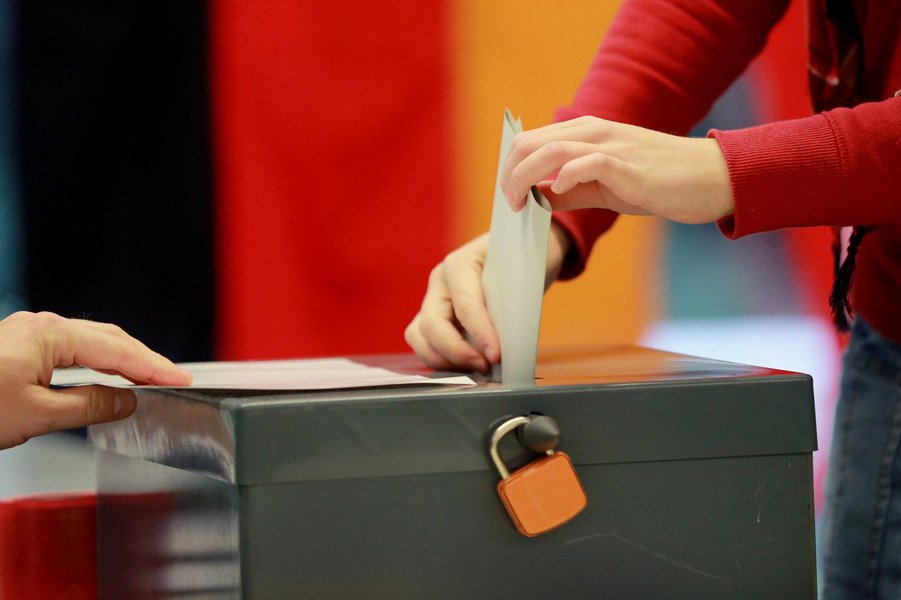 O comparecimento nas urnas nas eleições nacionais alemãs estava levemente mais baixo às 12 horas (horário local, 7 horas no Brasil), no mesmo horário em comparação com quatro anos atrás, disse o órgão que surpervisiona as eleições do país num comunicado neste domingo; ao meio-dia, 41,1 por cento de eleitores registrados já tinham votado, em comparação com 41,4 por cento em 2013; presidente Frank-Walter Steinmeier alertou os alemães sobre deixar outros decidirem o futuro de seu país ao deixar de votar; “Talvez nunca tenha estado tão claro que as eleições são sobre o futuro da democracia e da Europa”, escreveu, em meio a pesquisas mostrando que até um terço dos alemães estava indeciso (Foto: Aquiles Lins) O comparecimento nas urnas nas eleições nacionais alemãs estava levemente mais baixo às 12 horas (horário local, 7 horas no Brasil), no mesmo horário em comparação com quatro anos atrás, disse o órgão que surpervisiona as eleições do país num comunicado neste domingo; ao meio-dia, 41,1 por cento de eleitores registrados já tinham votado, em comparação com 41,4 por cento em 2013; presidente Frank-Walter Steinmeier alertou os alemães sobre deixar outros decidirem o futuro de seu país ao deixar de votar; “Talvez nunca tenha estado tão claro que as eleições são sobre o futuro da democracia e da Europa”, escreveu, em meio a pesquisas mostrando que até um terço dos alemães estava indeciso