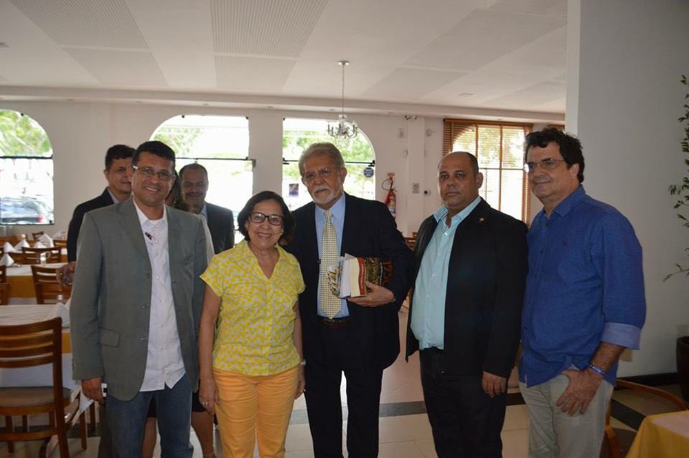 A senadora Lídice da Mata (PSB-BA), durante evento organizado pela Associação Brasileira de Imprensa (ABI), em Feira de Santana, defendeu que o povo brasileiro retome o protagonismo das decisões do país; para ela, por conta da instabilidade e de um presidente com baixa popularidade tomando medidas que prejudicam a população, "a única saída é antecipar as eleições, pois a cada dia há um escândalo e isso tem gerado vários conflitos. A democracia, como o povo decidindo os rumos do País acalmará os ânimos e pacificará a nação" (Foto: Voney Malta) A senadora Lídice da Mata (PSB-BA), durante evento organizado pela Associação Brasileira de Imprensa (ABI), em Feira de Santana, defendeu que o povo brasileiro retome o protagonismo das decisões do país; para ela, por conta da instabilidade e de um presidente com baixa popularidade tomando medidas que prejudicam a população, "a única saída é antecipar as eleições, pois a cada dia há um escândalo e isso tem gerado vários conflitos. A democracia, como o povo decidindo os rumos do País acalmará os ânimos e pacificará a nação"