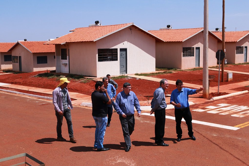 Acompanhado do secretário estadual de Articulação Política Sérgio Cardoso e do prefeito Colemar Cardoso, o presidente da Agência Goiana de Habitação (Agehab), Luiz Stival, fez nesta quinta-feira (28) visita ao Residencial Bandeira, em Guapó, onde serão entregues 300 unidades habitacionais no dia 9 próximo pelo governador Marconi Perillo; fruto de parceria do Governo de Goiás com o governo federal e o município, a construção da primeira etapa do Residencial Bandeira contou com investimentos da ordem de R$ 18,6 milhões (Foto: José Barbacena) Acompanhado do secretário estadual de Articulação Política Sérgio Cardoso e do prefeito Colemar Cardoso, o presidente da Agência Goiana de Habitação (Agehab), Luiz Stival, fez nesta quinta-feira (28) visita ao Residencial Bandeira, em Guapó, onde serão entregues 300 unidades habitacionais no dia 9 próximo pelo governador Marconi Perillo; fruto de parceria do Governo de Goiás com o governo federal e o município, a construção da primeira etapa do Residencial Bandeira contou com investimentos da ordem de R$ 18,6 milhões