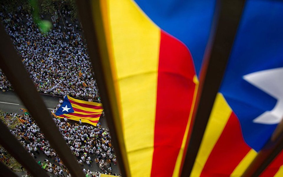 "O principal para a UE não é reconhecer o resultado da votação, é manter a calma no mercado econômico internacional, porque se a Catalunha decidiu não contribuir, se, por exemplo, ficarmos fora da UE, então a Espanha entrará em colapso economicamente e a UE sofrerá. É por isso que eles tentam manter a estabilidade e se acalmarem no mercado econômico", disse Erich Folch, diretor do Partido da Solidariedade da Catalunha (Foto: Leonardo Attuch) "O principal para a UE não é reconhecer o resultado da votação, é manter a calma no mercado econômico internacional, porque se a Catalunha decidiu não contribuir, se, por exemplo, ficarmos fora da UE, então a Espanha entrará em colapso economicamente e a UE sofrerá. É por isso que eles tentam manter a estabilidade e se acalmarem no mercado econômico", disse Erich Folch, diretor do Partido da Solidariedade da Catalunha