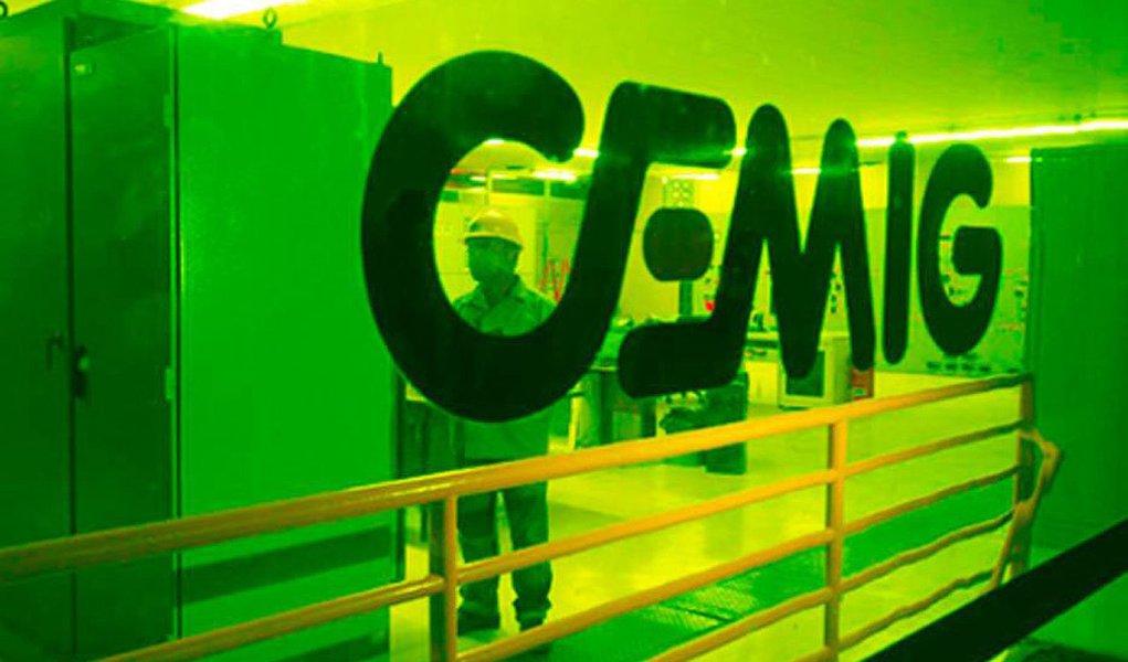 A Cemig deve garantir parte do 13º salário dos servidores estaduais de Minas com R$ 588 milhões, valor que fez o lucro da empresa cair; o governo precisa de aproximadamente R$ 3 bilhões para quitar a folha de pagamento; a concessionária aderiu ao plano de regularização de créditos tributários do Estado, que tem participação de 17% nas ações da empresa, e ganhou 95% de desconto em juros e multas para débitos fiscais atrasados (Foto: Leonardo Lucena) A Cemig deve garantir parte do 13º salário dos servidores estaduais de Minas com R$ 588 milhões, valor que fez o lucro da empresa cair; o governo precisa de aproximadamente R$ 3 bilhões para quitar a folha de pagamento; a concessionária aderiu ao plano de regularização de créditos tributários do Estado, que tem participação de 17% nas ações da empresa, e ganhou 95% de desconto em juros e multas para débitos fiscais atrasados