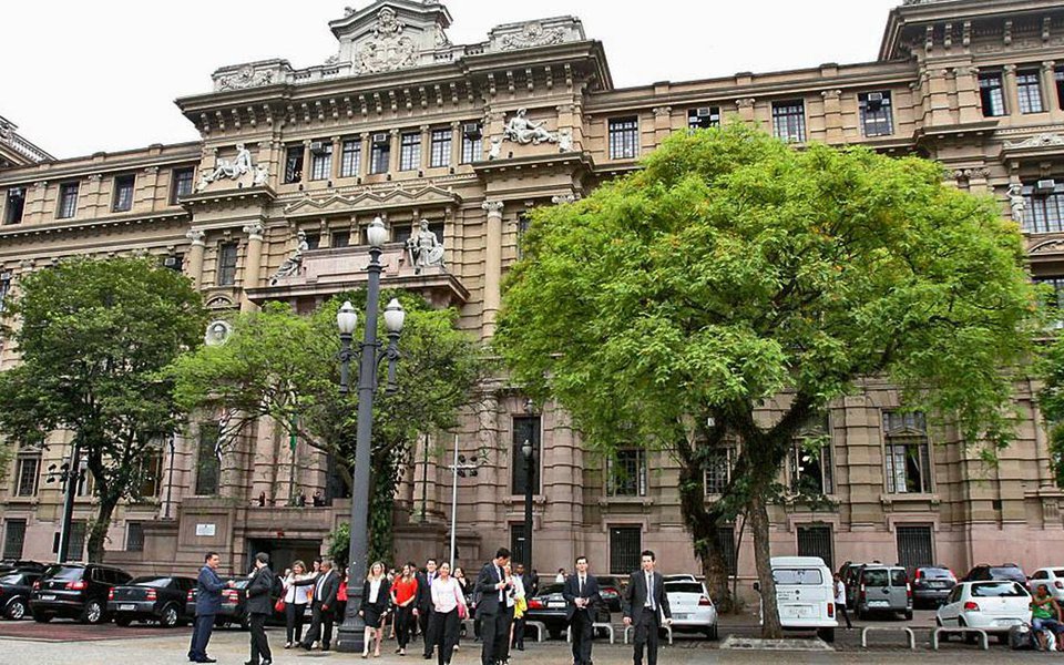 Tribunal de Justiça de São Paulo vem pagando salários para 12 magistrados que foram afastados por irregularidades administrativas e até mesmo após um deles ser condenado por homicídio ao longo dos últimos 25 anos; somente em julho, o TJ-SP pagou R$ 307,4 mil em salários para estes magistrados; segundo o Tribunal, a "disponibilidade" -quando o juiz punido é afastado da função - é uma das penas aplicadas pelo Judiciário e tem a aposentadoria compulsória como a pena mais alta (Foto: Paulo Emílio) Tribunal de Justiça de São Paulo vem pagando salários para 12 magistrados que foram afastados por irregularidades administrativas e até mesmo após um deles ser condenado por homicídio ao longo dos últimos 25 anos; somente em julho, o TJ-SP pagou R$ 307,4 mil em salários para estes magistrados; segundo o Tribunal, a "disponibilidade" -quando o juiz punido é afastado da função - é uma das penas aplicadas pelo Judiciário e tem a aposentadoria compulsória como a pena mais alta