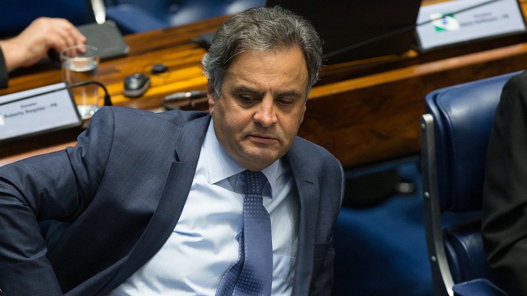 Dirigentes e parlamentares do PSDB querem a saída definitiva do senador Aécio Neves (MG) da presidência do partido nas próximas semanas; a saída do senador é uma forma de conter o desgaste do PSDB com as acusações de corrupção contra o parlamentar mineiro; para os dirigentes da legenda, a decisão do Supremo Tribunal Federal (STF) que determinou que o mineiro fosse afastado do cargo e cumpra recolhimento noturno em casa piorou a situação de Aécio e desgasta a legenda junto ao eleitorado (Foto: Charles Nisz) Dirigentes e parlamentares do PSDB querem a saída definitiva do senador Aécio Neves (MG) da presidência do partido nas próximas semanas; a saída do senador é uma forma de conter o desgaste do PSDB com as acusações de corrupção contra o parlamentar mineiro; para os dirigentes da legenda, a decisão do Supremo Tribunal Federal (STF) que determinou que o mineiro fosse afastado do cargo e cumpra recolhimento noturno em casa piorou a situação de Aécio e desgasta a legenda junto ao eleitorado