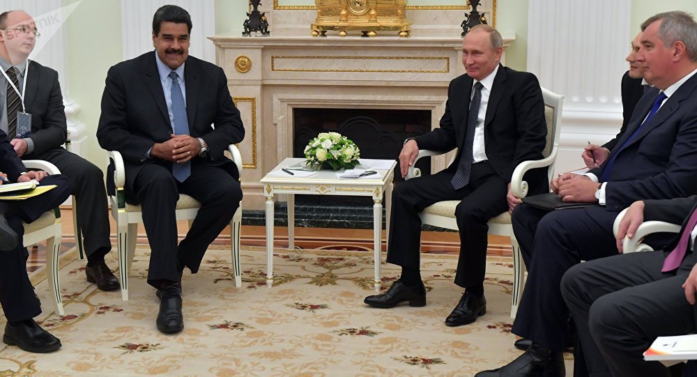O analista de assuntos internacionais Basem Tajeldine e o jornalista venezuelano Jordán Rodríguez avaliaram a importância da reunião entre Maduro e o presidente Vladimir Putin na Rússia, em um contexto em que os EUA impõe sanções a ambas as nações; "O que se revelou na reunião entre os líderes é a continuação da política do comandante Hugo Chávez, quando nos convidou a ver a Rússia e os países do BRIC como um aliado próximo. É uma postura que a Maduro coube viver como chanceler e continuar como presidente", disse à Sputnik Mundo o jornalista Jordán Rodríguez (Foto: Aquiles Lins) O analista de assuntos internacionais Basem Tajeldine e o jornalista venezuelano Jordán Rodríguez avaliaram a importância da reunião entre Maduro e o presidente Vladimir Putin na Rússia, em um contexto em que os EUA impõe sanções a ambas as nações; "O que se revelou na reunião entre os líderes é a continuação da política do comandante Hugo Chávez, quando nos convidou a ver a Rússia e os países do BRIC como um aliado próximo. É uma postura que a Maduro coube viver como chanceler e continuar como presidente", disse à Sputnik Mundo o jornalista Jordán Rodríguez