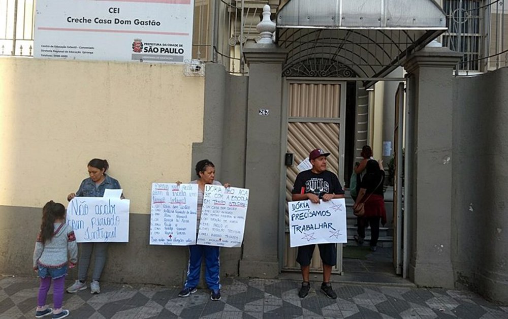 Mães e pais dos alunos do Centro Municipal de Educação Infantil (Cemei) Dom Gastão protestaram nesta sexta-feira (22) contra o fim do horário integral para a educação infantil na escola em 2018; as crianças serão transferidas para unidades a cerca de dois quilômetros da atual escola; no último dia 14, as três escolas da Diretoria Regional de Ensino do Ipiranga foram notificadas que não teriam mais aulas em período integral no próximo ano (Foto: Charles Nisz) Mães e pais dos alunos do Centro Municipal de Educação Infantil (Cemei) Dom Gastão protestaram nesta sexta-feira (22) contra o fim do horário integral para a educação infantil na escola em 2018; as crianças serão transferidas para unidades a cerca de dois quilômetros da atual escola; no último dia 14, as três escolas da Diretoria Regional de Ensino do Ipiranga foram notificadas que não teriam mais aulas em período integral no próximo ano