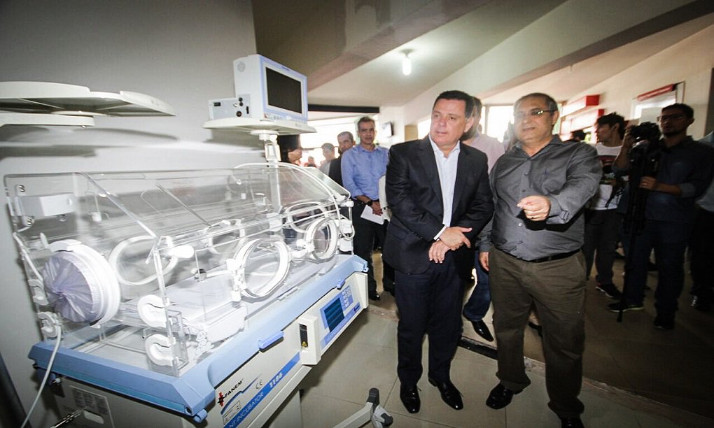 Na agenda em Rio Verde, o governador Marconi Perillo inaugurou a nova agência do Vapt Vupt, esteve reunido com líderes do segmento da segurança pública e assinou ordens de pagamentos de convênios que o Estado firmou com o Hospital Presbiteriano Doutor Gordon e o Hospital do Câncer de Rio Verde, que somam mais de R$ 1 milhão; no Dia do Médico, Marconi Perillo agradeceu "a todos que passaram por este hospital e contribuíram para a edificação dessa obra, que não é só de homens, mas de Deus também, porque muitas vidas foram salvas aqui" (Foto: José Barbacena) Na agenda em Rio Verde, o governador Marconi Perillo inaugurou a nova agência do Vapt Vupt, esteve reunido com líderes do segmento da segurança pública e assinou ordens de pagamentos de convênios que o Estado firmou com o Hospital Presbiteriano Doutor Gordon e o Hospital do Câncer de Rio Verde, que somam mais de R$ 1 milhão; no Dia do Médico, Marconi Perillo agradeceu "a todos que passaram por este hospital e contribuíram para a edificação dessa obra, que não é só de homens, mas de Deus também, porque muitas vidas foram salvas aqui"