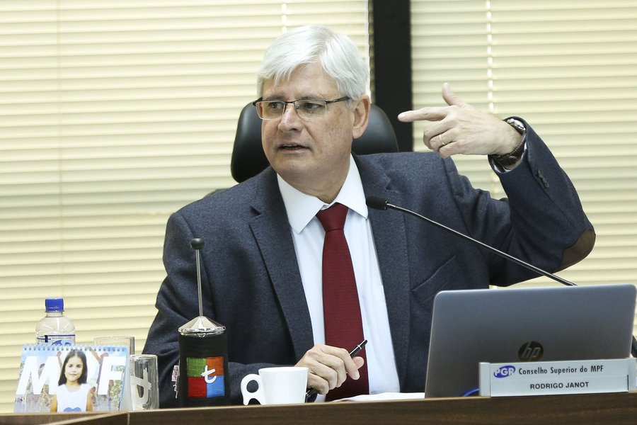 Procurador-geral da República, Rodrigo Janot, pediu ao Supremo Tribunal Federal (STF) para que 12 políticos do PP, incluindo o presidente do partido, senador Ciro Nogueira (PI) ,sejam condenados pagar R$ 1,14 bilhão em razão de desvios e irregularidades que teriam sido cometidos junto a Petrobras; segundo a PGR, eles teriam recebido propinas da ordem de R$ 380,9 milhões (Foto: Paulo Emílio) Procurador-geral da República, Rodrigo Janot, pediu ao Supremo Tribunal Federal (STF) para que 12 políticos do PP, incluindo o presidente do partido, senador Ciro Nogueira (PI) ,sejam condenados pagar R$ 1,14 bilhão em razão de desvios e irregularidades que teriam sido cometidos junto a Petrobras; segundo a PGR, eles teriam recebido propinas da ordem de R$ 380,9 milhões