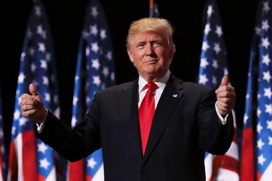 A campanha de reeleição do presidente dos Estados Unidos, Donald Trump, divulgou neste domingo sua primeira propaganda política para a televisão, um vídeo em que ataca os Democratas e lista realizações de seus primeiros sete anos na Presidência dos EUA; divulgação do vídeo ocorre em meio a intensas críticas à resposta de Trump aos eventos em Charlottesville, na Virgínia, onde um comício organizado por supremacistas brancos levou à violência que matou um contra-manifestante; Trump candidatou-se à reeleição no dia em que tomou posse, movimento pouco usual que o permitiu entrar em campanha bem antes das eleições em novembro de 2020 (Foto: Aquiles Lins) A campanha de reeleição do presidente dos Estados Unidos, Donald Trump, divulgou neste domingo sua primeira propaganda política para a televisão, um vídeo em que ataca os Democratas e lista realizações de seus primeiros sete anos na Presidência dos EUA; divulgação do vídeo ocorre em meio a intensas críticas à resposta de Trump aos eventos em Charlottesville, na Virgínia, onde um comício organizado por supremacistas brancos levou à violência que matou um contra-manifestante; Trump candidatou-se à reeleição no dia em que tomou posse, movimento pouco usual que o permitiu entrar em campanha bem antes das eleições em novembro de 2020