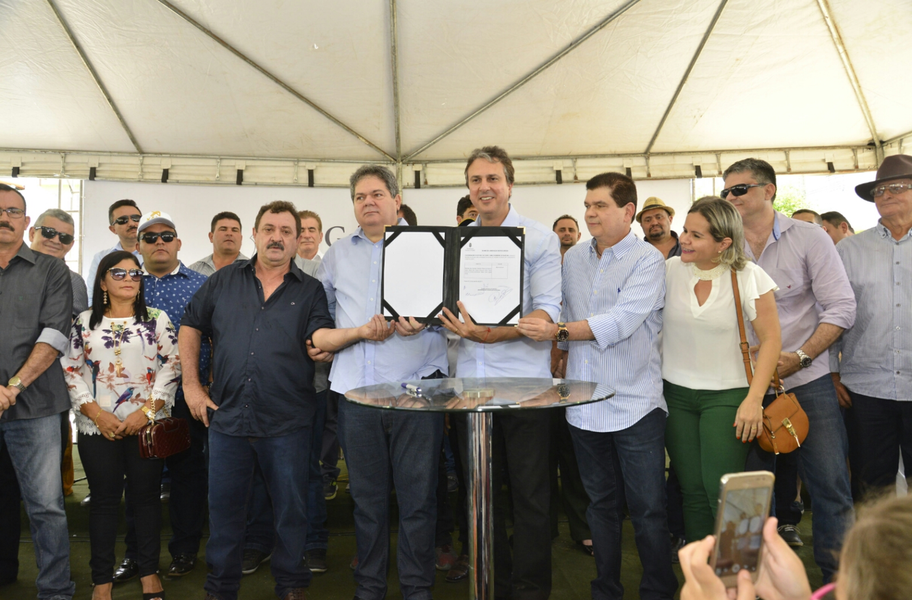 No município de Pereiro na manhã desta sexta (29), o governador Camilo Santana (PT) anunciou investimentos de mais de R$ 2 milhões em obras de infraestrutura, saúde e educação. O chefe do Executivo assinou o convênio da urbanização do Parque da Lagoa e os termos de liberação de verbas para a reforma das unidades estudantis, para obras de calçamento e para a compra de remédios para o hospital municipal (Foto: Rodrigo Rocha) No município de Pereiro na manhã desta sexta (29), o governador Camilo Santana (PT) anunciou investimentos de mais de R$ 2 milhões em obras de infraestrutura, saúde e educação. O chefe do Executivo assinou o convênio da urbanização do Parque da Lagoa e os termos de liberação de verbas para a reforma das unidades estudantis, para obras de calçamento e para a compra de remédios para o hospital municipal