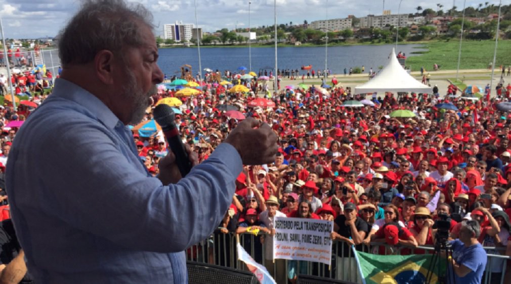 A caravana do ex-presidente Lula pelo Brasil encerrou na manhã deste domingo em Campina Grande sua passagem pela Paraíba; na segunda-feira, a comitiva segue para Mossoró, completando a visita por 18 municípios em seis estados: Bahia (quatro cidades), Sergipe (cinco), Alagoas (três), Pernambuco (duas), Paraíba (duas) e Rio Grande do Norte (duas); “Quero dizer a vocês que tem prova no meu processo. Tem prova da minha inocência"; segundo ele, o que está sendo julgado é o fato de seu governo ter apostado no fortalecimento das empresas públicas e do Estado como ferramentas de desenvolvimento (Foto: José Barbacena) A caravana do ex-presidente Lula pelo Brasil encerrou na manhã deste domingo em Campina Grande sua passagem pela Paraíba; na segunda-feira, a comitiva segue para Mossoró, completando a visita por 18 municípios em seis estados: Bahia (quatro cidades), Sergipe (cinco), Alagoas (três), Pernambuco (duas), Paraíba (duas) e Rio Grande do Norte (duas); “Quero dizer a vocês que tem prova no meu processo. Tem prova da minha inocência"; segundo ele, o que está sendo julgado é o fato de seu governo ter apostado no fortalecimento das empresas públicas e do Estado como ferramentas de desenvolvimento