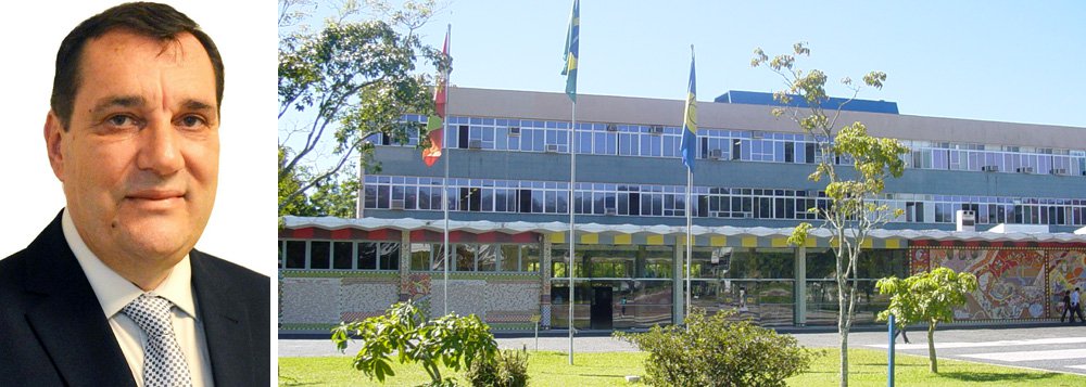 Em mais uma manifestação de apoio e lamentação pela morte do reitor da UFSC Luiz Carlos Cancellier, os professores de Direito da instituição afirmam ter perdido "o colega para o punitivismo de um Estado policialesco (e de uma parte da sociedade que adere a esse discurso) que rebaixa todos à condição de criminosos prévios, sem direito à defesa ou contraditório. Que primeiro prende e depois investiga. Que destrói reputações e depois arquiva" (Foto: Gisele Federicce) Em mais uma manifestação de apoio e lamentação pela morte do reitor da UFSC Luiz Carlos Cancellier, os professores de Direito da instituição afirmam ter perdido "o colega para o punitivismo de um Estado policialesco (e de uma parte da sociedade que adere a esse discurso) que rebaixa todos à condição de criminosos prévios, sem direito à defesa ou contraditório. Que primeiro prende e depois investiga. Que destrói reputações e depois arquiva"