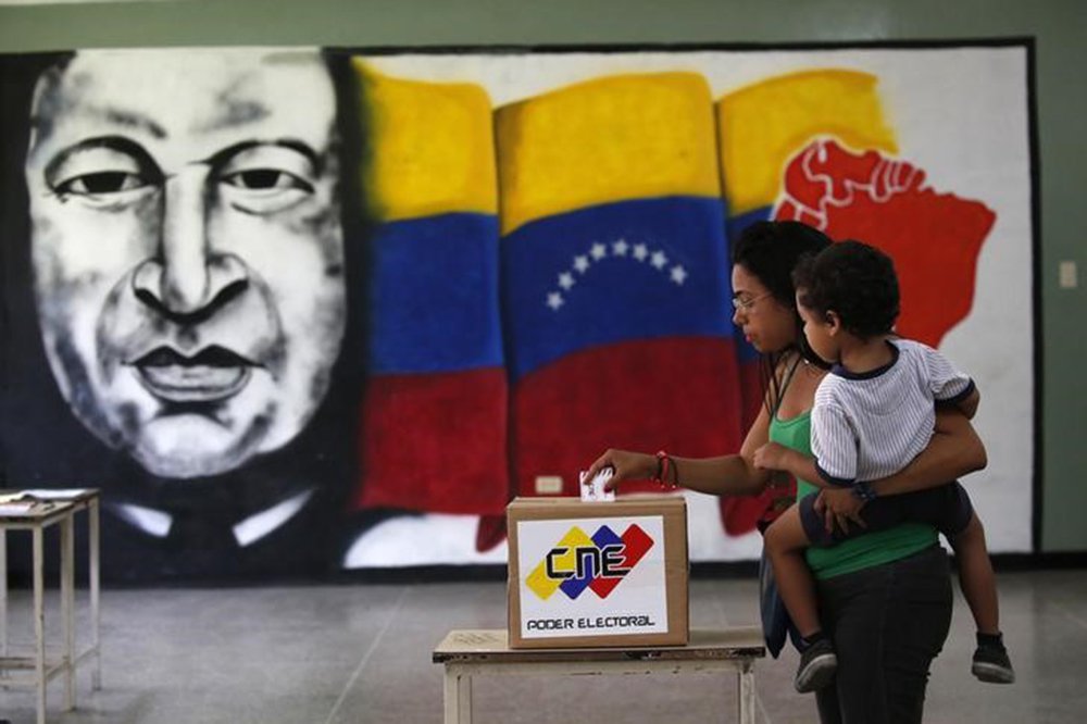Mulher deposita voto durante eleição da Assembleia Constituinte em Caracas 30/07/2017 REUTERS/Carlos Garcia Rawlins (Foto: Paulo Emílio) Mulher deposita voto durante eleição da Assembleia Constituinte em Caracas 30/07/2017 REUTERS/Carlos Garcia Rawlins