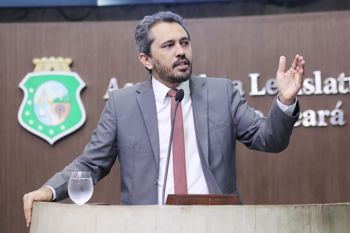 O deputado estadual Elmano de Freitas (PT), afirmou hoje, na Assembleia Legislativa que a oposição só sabe criticar e não apresenta um projeto alternativo. O deputado rebateu críticas de parlamentares da oposição ao ex-presidente Lula e ao governador Camilo Santana e destacou o avanços no Brasil e no Ceará, com os governos petistas (Foto: Fatima 247) O deputado estadual Elmano de Freitas (PT), afirmou hoje, na Assembleia Legislativa que a oposição só sabe criticar e não apresenta um projeto alternativo. O deputado rebateu críticas de parlamentares da oposição ao ex-presidente Lula e ao governador Camilo Santana e destacou o avanços no Brasil e no Ceará, com os governos petistas