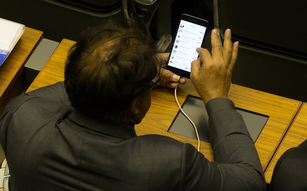 Quando perguntado se iria processar o fotógrafo por ter feito o registro de suas conversas pouco republicanas ao longo da sessão de ontem na Câmara, o deputado Wladimir Costa (SD-PA), mentiu: o parlamentar disse que aquilo estava combinado e que havia pago R$500 ao fotógrafo; “Excelência, deixe de ser mentiroso. Eu jamais faria um serviço fotográfico desses, ainda mais para um deputado golpista, machão e bufão como você”, disse o fotógrafo (Foto: Charles Nisz) Quando perguntado se iria processar o fotógrafo por ter feito o registro de suas conversas pouco republicanas ao longo da sessão de ontem na Câmara, o deputado Wladimir Costa (SD-PA), mentiu: o parlamentar disse que aquilo estava combinado e que havia pago R$500 ao fotógrafo; “Excelência, deixe de ser mentiroso. Eu jamais faria um serviço fotográfico desses, ainda mais para um deputado golpista, machão e bufão como você”, disse o fotógrafo