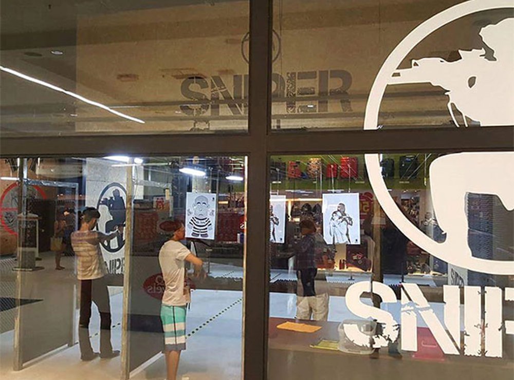Rede de franquias Snipers retirou as imagens dos dois ex-presidentes após manifestações de petistas e do Movimento Brasil Livre, temendo vandalismo nas lojas; “A partir do momento em que se coloca a imagem de uma pessoa, independentemente de quem seja, para ser alvejada na cabeça, há uma incitação ao crime de homicídio”, disse a vereadora do Recife Marília Arraes (PT) (Foto: Charles Nisz) Rede de franquias Snipers retirou as imagens dos dois ex-presidentes após manifestações de petistas e do Movimento Brasil Livre, temendo vandalismo nas lojas; “A partir do momento em que se coloca a imagem de uma pessoa, independentemente de quem seja, para ser alvejada na cabeça, há uma incitação ao crime de homicídio”, disse a vereadora do Recife Marília Arraes (PT)
