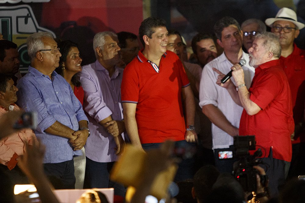 Vice-presidente nacional do PT e coordenador da caravana, o ex-deputado federal por Sergipe Márcio Macêdo diz estar "muito feliz porque o nosso Estado, que é o menor da federação, está realizando eventos lindos, um mar vermelho de gente, com milhares de pessoas, que estão vindo ouvir o presidente e renovar a sua esperança"; por onde passou, nas cidades de Lagarto, Itabaiana e Nossa Senhora da Glória, Lula foi acompanhado tanto pelo povo como pelas principais lideranças políticas do Estado e recebeu homenagens (Foto: Gisele Federicce) Vice-presidente nacional do PT e coordenador da caravana, o ex-deputado federal por Sergipe Márcio Macêdo diz estar "muito feliz porque o nosso Estado, que é o menor da federação, está realizando eventos lindos, um mar vermelho de gente, com milhares de pessoas, que estão vindo ouvir o presidente e renovar a sua esperança"; por onde passou, nas cidades de Lagarto, Itabaiana e Nossa Senhora da Glória, Lula foi acompanhado tanto pelo povo como pelas principais lideranças políticas do Estado e recebeu homenagens