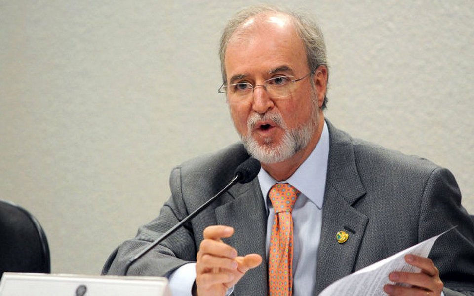 O Tribunal de Justiça (TJ-MG) deve julgar nesta terça-feira (22) o ex-governador de Minas Eduardo Azeredo por participação no esquema do mensalão mineiro; na primeira instância jurídica, o tucano foi condenado a 20 e 10 meses de prisão por lavagem de dinheiro e peculato; de acordo com o Ministério Público (MP-MG), Azeredo participou do desvio de R$ 3,5 milhões de estatais para sua campanha eleitoral em 1998, quando tentou a reeleição (Foto: Leonardo Lucena) O Tribunal de Justiça (TJ-MG) deve julgar nesta terça-feira (22) o ex-governador de Minas Eduardo Azeredo por participação no esquema do mensalão mineiro; na primeira instância jurídica, o tucano foi condenado a 20 e 10 meses de prisão por lavagem de dinheiro e peculato; de acordo com o Ministério Público (MP-MG), Azeredo participou do desvio de R$ 3,5 milhões de estatais para sua campanha eleitoral em 1998, quando tentou a reeleição