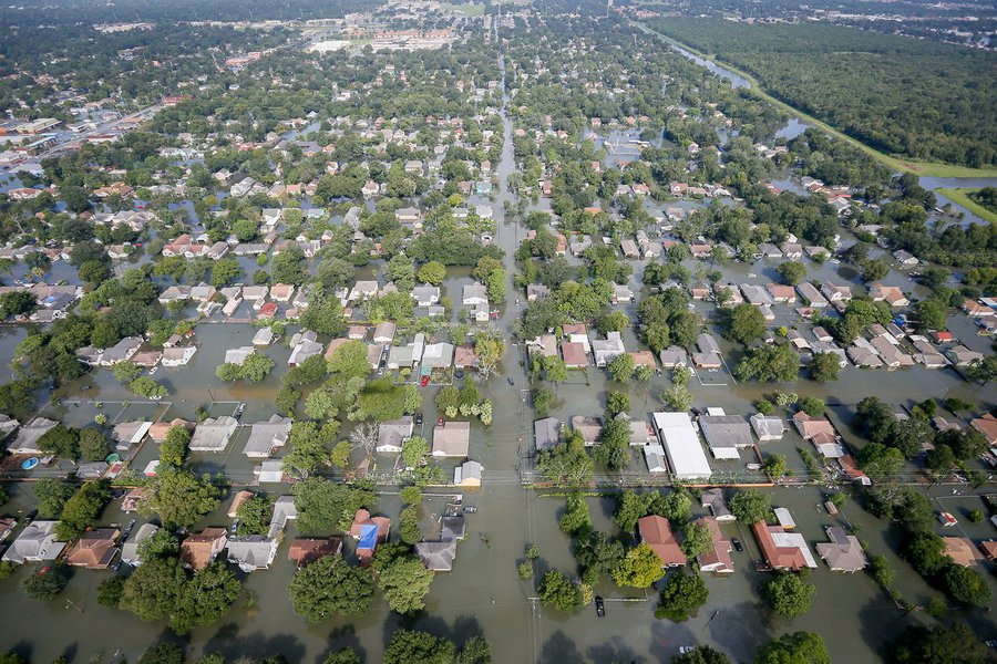 O vice-presidente dos Estados Unidos, Mike Pence, disse nesta quinta-feira que 311 mil vítimas do ciclone Harvey no estado do Texas já solicitaram ajuda ao governo; "Estamos com vocês. Estamos aqui hoje, estaremos aqui amanhã e estaremos aqui todos os dias até reconstruir esta cidade e deixar este estado maior e melhor que antes", disse Pence, que hoje visitou parte da região afetada pelo Harvey (Foto: Aquiles Lins) O vice-presidente dos Estados Unidos, Mike Pence, disse nesta quinta-feira que 311 mil vítimas do ciclone Harvey no estado do Texas já solicitaram ajuda ao governo; "Estamos com vocês. Estamos aqui hoje, estaremos aqui amanhã e estaremos aqui todos os dias até reconstruir esta cidade e deixar este estado maior e melhor que antes", disse Pence, que hoje visitou parte da região afetada pelo Harvey