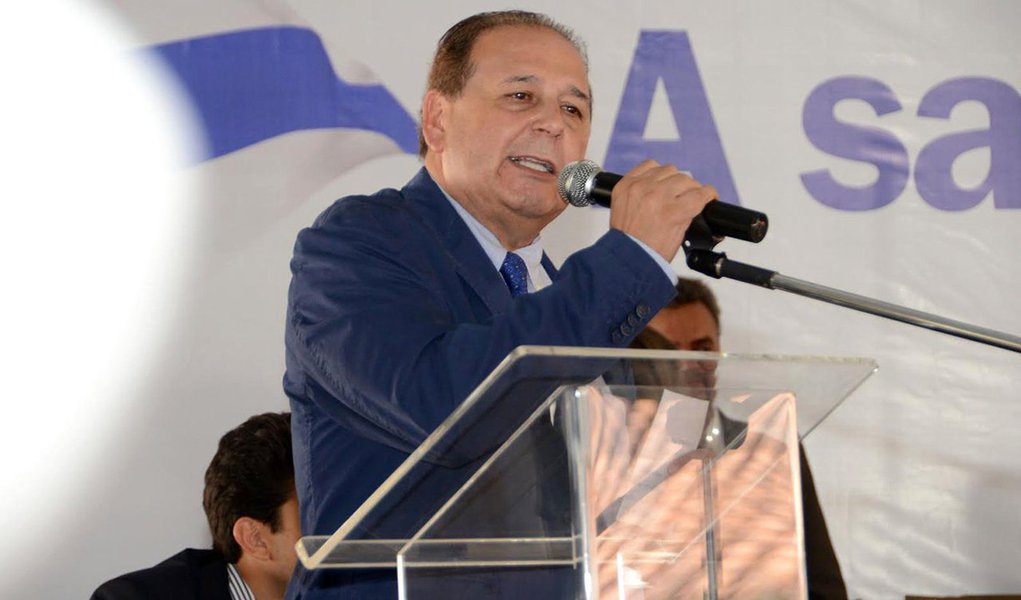 Ao comentar a aproximação do prefeito com a senadora Kátia Abreu, expulsa do PMDB, o subprefeito da região Sul de Palmas, Adir Gentil, disse que a parlamentar "tem sempre se colocado à disposição de Palmas, o que justifica ter uma aproximação com quem quer cooperar com a gestão"; sobre o rompimento do prefeito Carlos Amastha com o senador Ataídes Oliveira, após seis prefeitos do PSB deixarem a sigla e se filiarem ao PSDB, o subprefeito da região Sul de Palmas, Gentil, afirmou que um "dos compromissos mais importantes da trajetória do prefeito Amastha é romper com as velhas práticas políticas, e cooptar aliados do prefeito configura uma velha prática política, não é uma prática normal, nem moderna, nem mesmo avançada" (Foto: Leonardo Lucena) Ao comentar a aproximação do prefeito com a senadora Kátia Abreu, expulsa do PMDB, o subprefeito da região Sul de Palmas, Adir Gentil, disse que a parlamentar "tem sempre se colocado à disposição de Palmas, o que justifica ter uma aproximação com quem quer cooperar com a gestão"; sobre o rompimento do prefeito Carlos Amastha com o senador Ataídes Oliveira, após seis prefeitos do PSB deixarem a sigla e se filiarem ao PSDB, o subprefeito da região Sul de Palmas, Gentil, afirmou que um "dos compromissos mais importantes da trajetória do prefeito Amastha é romper com as velhas práticas políticas, e cooptar aliados do prefeito configura uma velha prática política, não é uma prática normal, nem moderna, nem mesmo avançada"