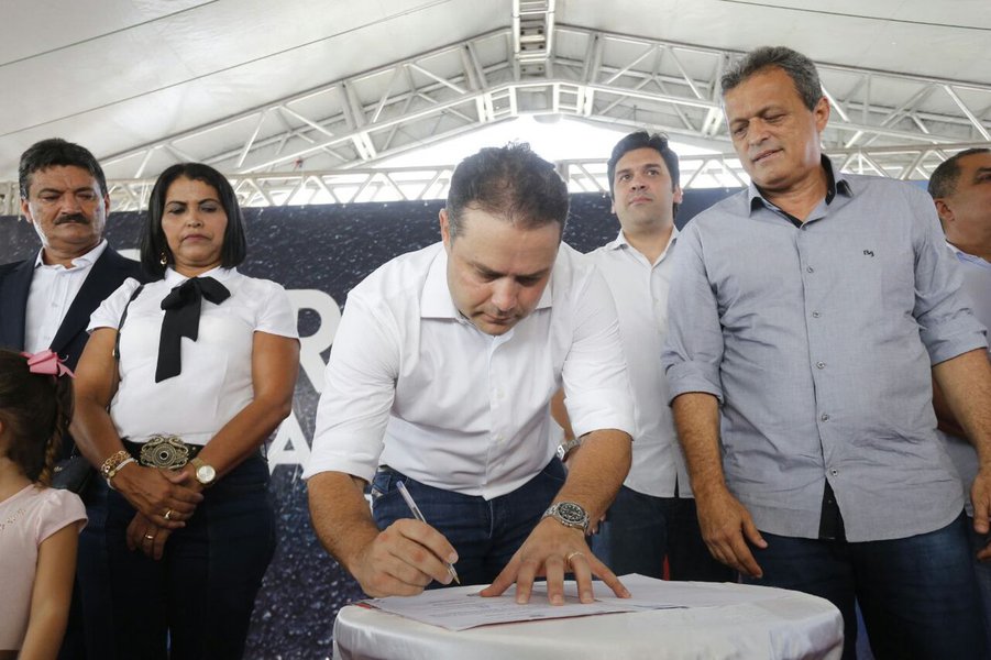 O governador Renan Filho (PMDB) assinou convênios para a construção dos aeroportos de Arapiraca, no Agreste, e de Maragogi, no Litoral Norte, além da reconstrução do aeródromo; documentos seguem gora para a assinatura do ministro dos Transportes, Portos e Aviação Civil; Maurício Quintella (Foto: Voney Malta) O governador Renan Filho (PMDB) assinou convênios para a construção dos aeroportos de Arapiraca, no Agreste, e de Maragogi, no Litoral Norte, além da reconstrução do aeródromo; documentos seguem gora para a assinatura do ministro dos Transportes, Portos e Aviação Civil; Maurício Quintella