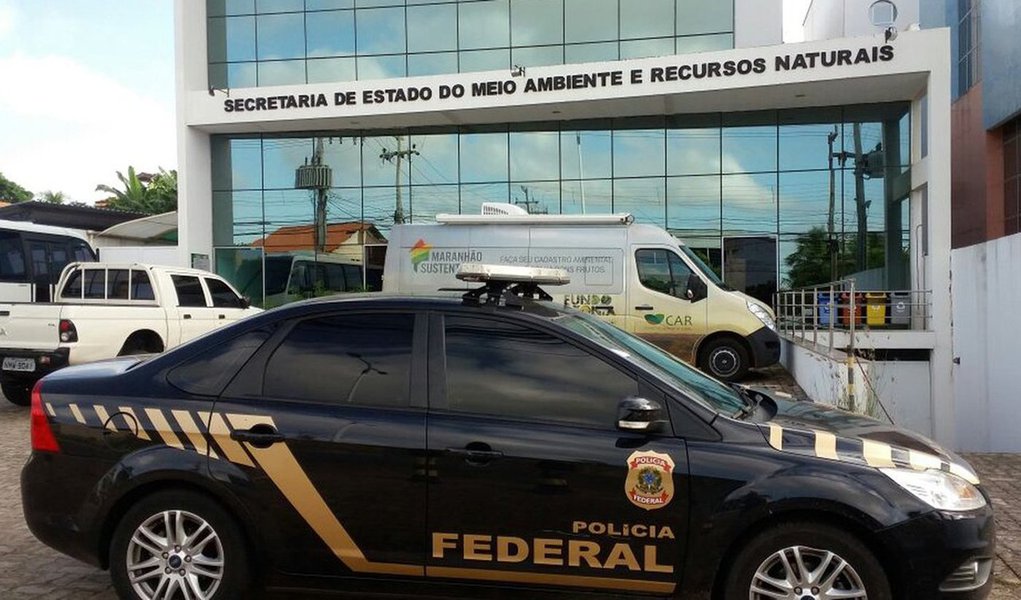 A Polícia Federal (PF) deflagrou a 5ª fase da Operação Sermão aos Peixes, chamada de Pegadores, que apura indícios de desvio de recursos públicos federais, em contratos de gestão e termos de parceria entre o governo do Maranhão e organizações do terceiro setor; os policiais federais cumprem 45 mandados judiciais expedidos pela juíza Federal Paula Souza Moraes, da 1ª Vara Criminal Federal no Maranhão; a juíza federal Paula Souza Moraes determinou também o sequestro de bens dos suspeitos no valor de mais R$ 18 milhões (Foto: Leonardo Lucena) A Polícia Federal (PF) deflagrou a 5ª fase da Operação Sermão aos Peixes, chamada de Pegadores, que apura indícios de desvio de recursos públicos federais, em contratos de gestão e termos de parceria entre o governo do Maranhão e organizações do terceiro setor; os policiais federais cumprem 45 mandados judiciais expedidos pela juíza Federal Paula Souza Moraes, da 1ª Vara Criminal Federal no Maranhão; a juíza federal Paula Souza Moraes determinou também o sequestro de bens dos suspeitos no valor de mais R$ 18 milhões