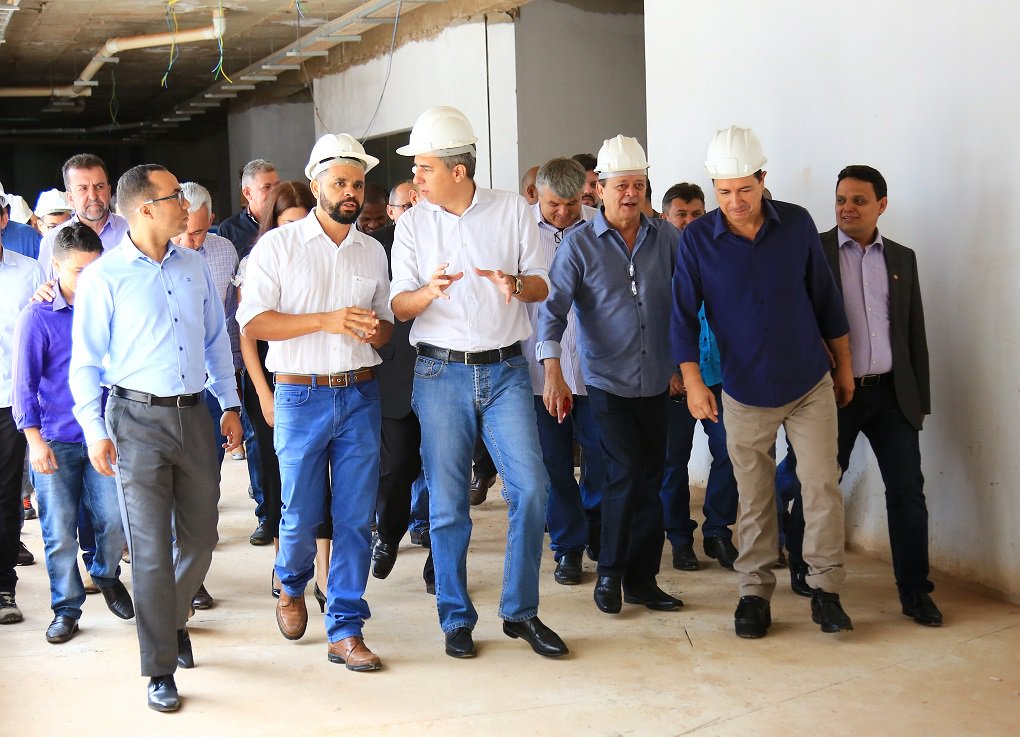 Monitoramento das ações do Goiás na Frente atesta que mais de 92% das obras propostas pela iniciativa já estão em andamento; coordenador geral do programa, o vice-governador Zé Eliton faz um balanço da iniciativa; do total de 843 ações, 779 já foram iniciadas; “É, sem dúvida, o maior programa de investimentos em curso no Brasil”, celebra; do montante de empreendimentos do governo de Goiás em todas as regiões do estado, 294 estão em fase de execução; outras 221 em processo de licitação e 264 já constam em anteprojetos (Foto: José Barbacena) Monitoramento das ações do Goiás na Frente atesta que mais de 92% das obras propostas pela iniciativa já estão em andamento; coordenador geral do programa, o vice-governador Zé Eliton faz um balanço da iniciativa; do total de 843 ações, 779 já foram iniciadas; “É, sem dúvida, o maior programa de investimentos em curso no Brasil”, celebra; do montante de empreendimentos do governo de Goiás em todas as regiões do estado, 294 estão em fase de execução; outras 221 em processo de licitação e 264 já constam em anteprojetos