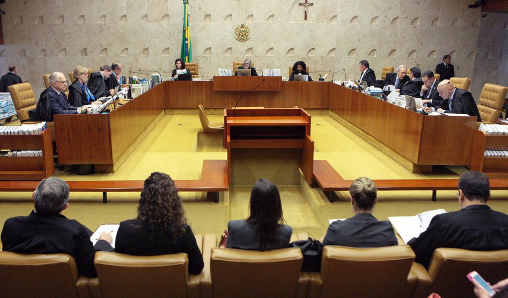 Os ministros entendem que é no momento da candidatura que se verifica os critérios da elegibilidade do postulante a candidato. Portanto, prevalece a noção de que qualquer condenação por abuso político e econômico, mesmo que anterior à lei, pode servir como critério de inelegibilidade; na prática, a decisão impede que quem tenha sido condenado antes de junho de 2010 a se candidatar nas eleições do ano que vem, oito anos depois; antes da Lei da Ficha Limpa, a regra de inelegibilidade em casos de abuso de poder era de três anos (Foto: Aquiles Lins) Os ministros entendem que é no momento da candidatura que se verifica os critérios da elegibilidade do postulante a candidato. Portanto, prevalece a noção de que qualquer condenação por abuso político e econômico, mesmo que anterior à lei, pode servir como critério de inelegibilidade; na prática, a decisão impede que quem tenha sido condenado antes de junho de 2010 a se candidatar nas eleições do ano que vem, oito anos depois; antes da Lei da Ficha Limpa, a regra de inelegibilidade em casos de abuso de poder era de três anos