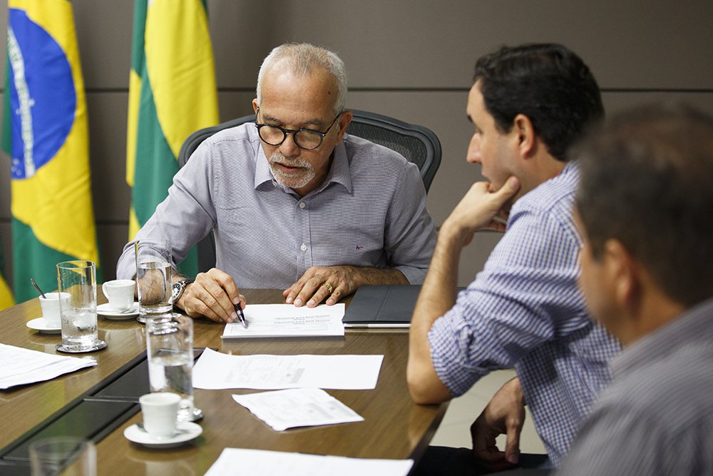 O prefeito de Aracaju, Edvaldo Nogueira (PCdoB) esclareceu nesta segunda-feira (18) o decreto revogando o aumento de 30% no IPTU e o desconto de 15% no valor venal dos imóveis da capital sergipana; "A ideia é reduzir a exorbitância dos aumentos anteriores aplicados pela gestão passada e fazer justiça fiscal", explicou Edvaldo (Foto: Charles Nisz) O prefeito de Aracaju, Edvaldo Nogueira (PCdoB) esclareceu nesta segunda-feira (18) o decreto revogando o aumento de 30% no IPTU e o desconto de 15% no valor venal dos imóveis da capital sergipana; "A ideia é reduzir a exorbitância dos aumentos anteriores aplicados pela gestão passada e fazer justiça fiscal", explicou Edvaldo